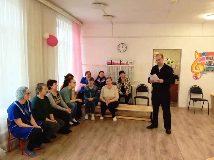 Полицейские проводят беседы в трудовых коллективах по профилактике мошенничества
