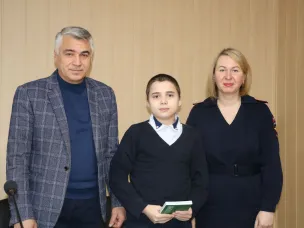 Олег Дахно и Галина Кириллова поздравили ребят со знаменательным событием в их жизни – получением главного документа, удостоверяющего личность