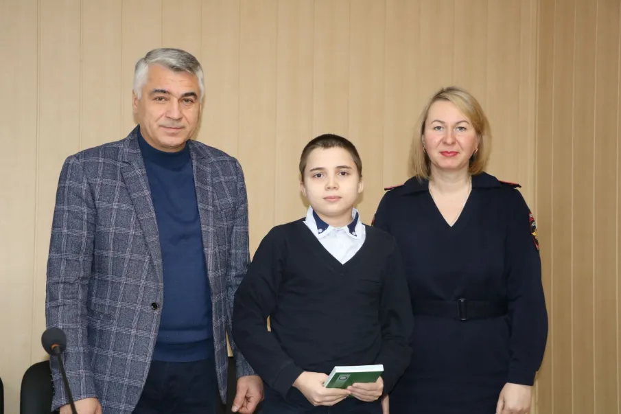 Олег Дахно и Галина Кириллова поздравили ребят со знаменательным событием в их жизни – получением главного документа, удостоверяющего личность